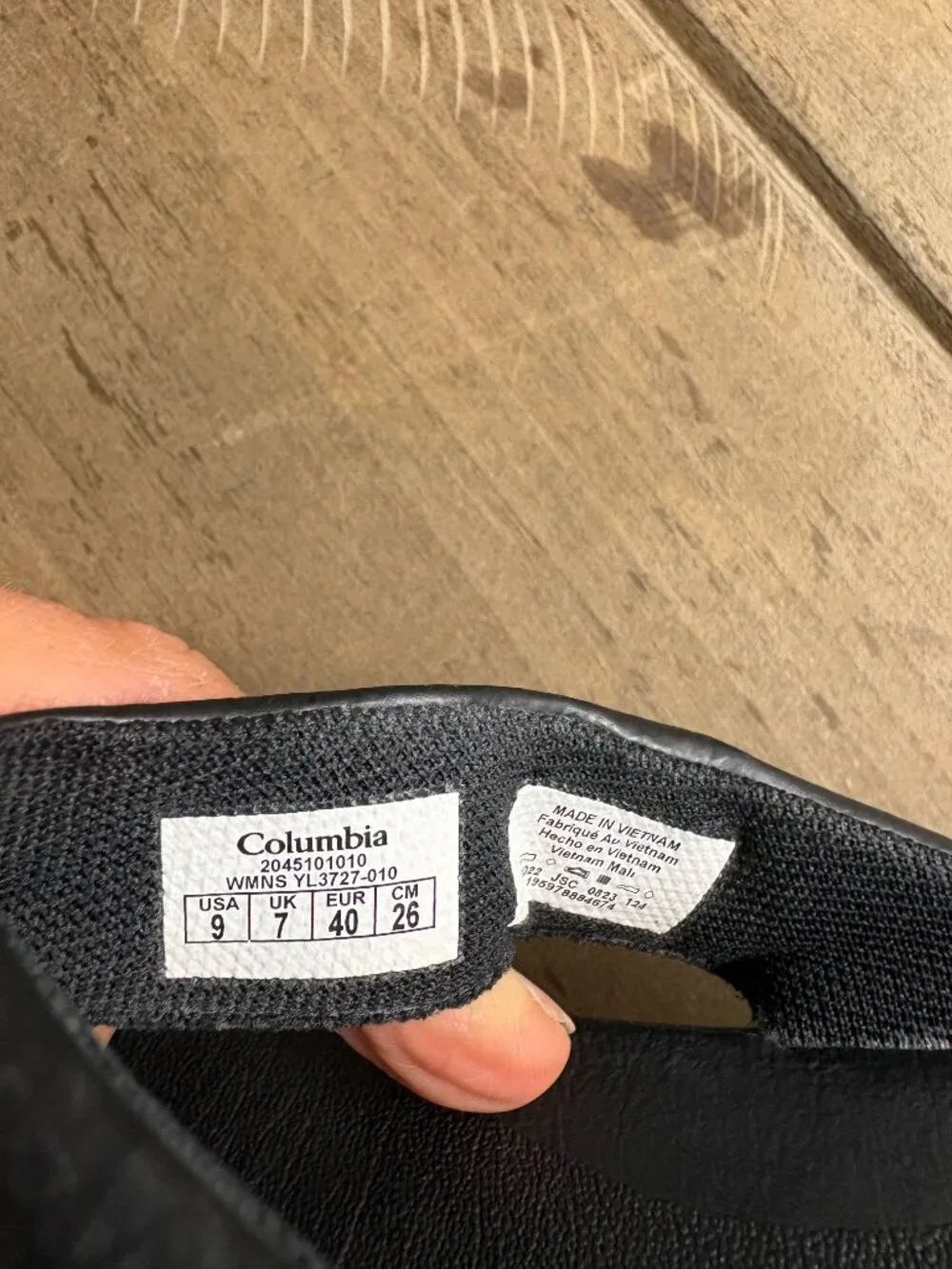 Columbia Women's black flip flops Sz 9.